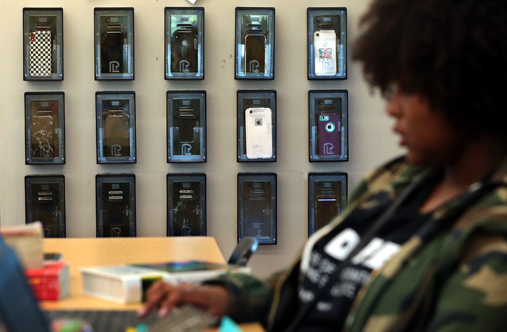 Missouri lawmakers to consider statewide limits on in-school cellphone use